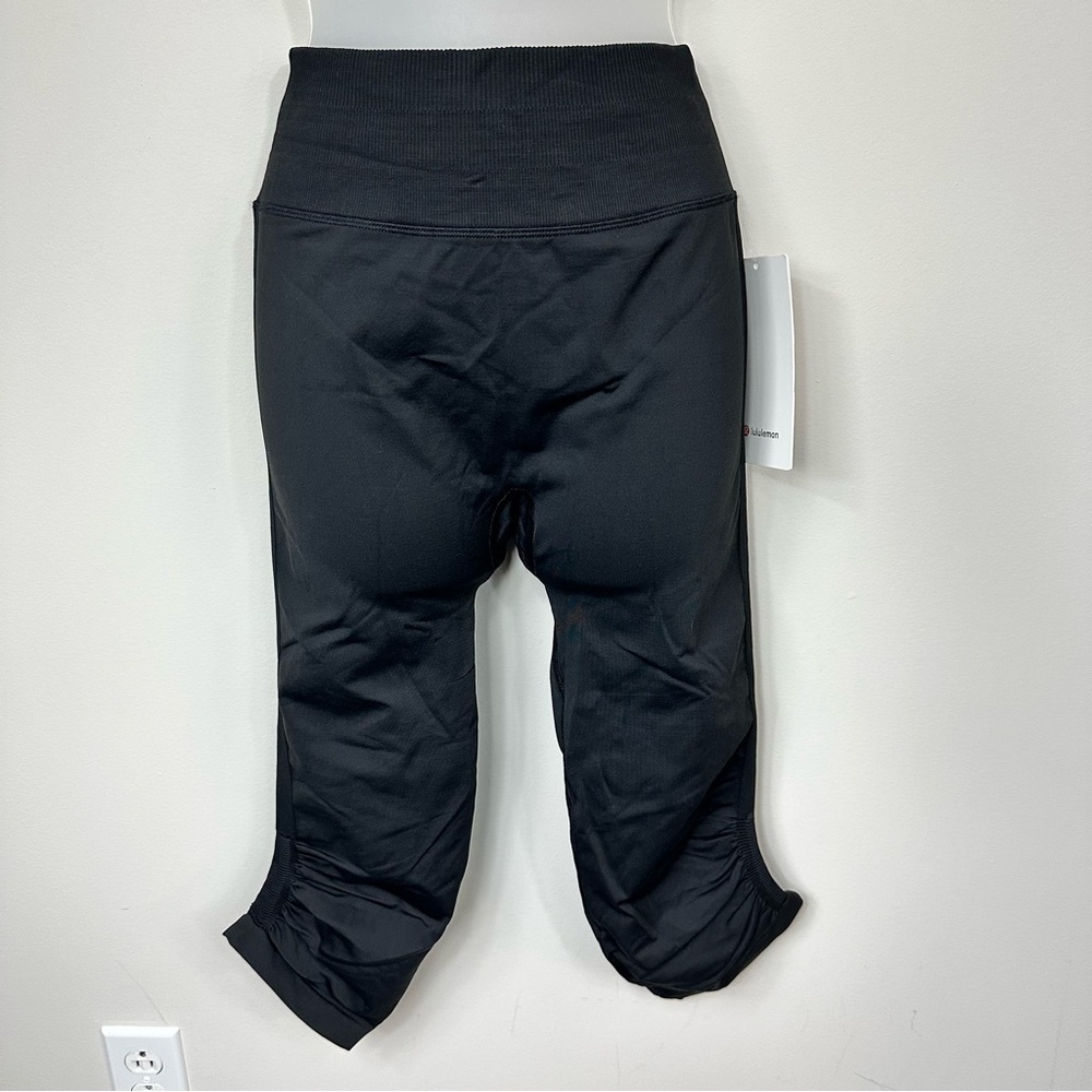 NWT Lululemon Black Ebb to Street Crop 21” in Size 10
